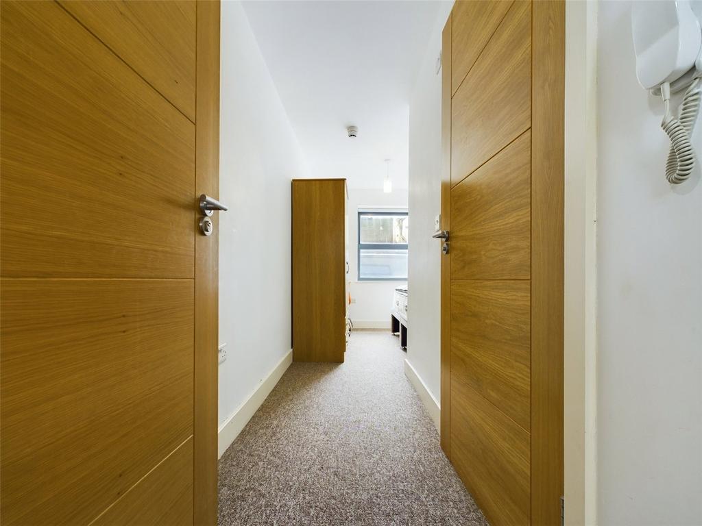 Bedroom-Room-To-Rent