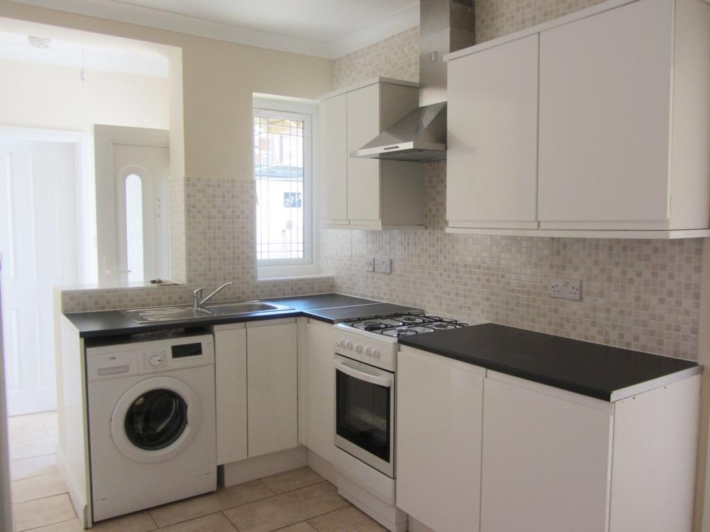 Woking GU21 1 bed end of terrace house for sale £250,000