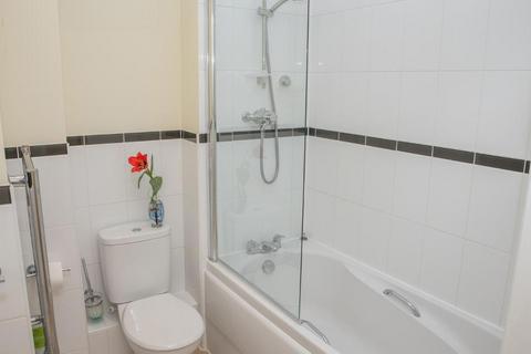 1 bedroom serviced apartment to rent, Warren Close, Cambridge CB2