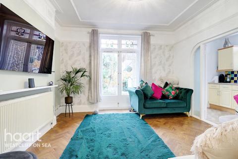 3 bedroom flat for sale - Pembury Road, Westcliff-On-Sea
