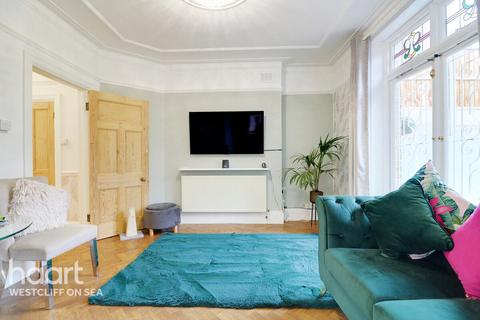 3 bedroom flat for sale - Pembury Road, Westcliff-On-Sea