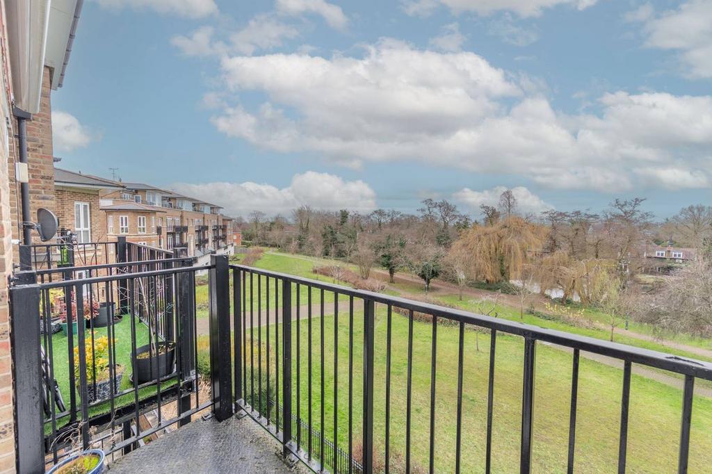 Lady Aylesford Avenue, Stanmore, HA7 1 bed flat £385,000