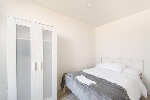 1 bedroom flat for sale - Garratt Lane, Tooting Broadway, London, SW17