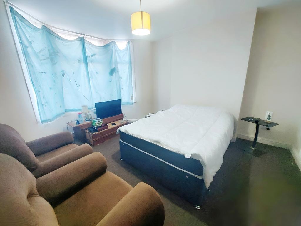 8 and 8A, Earls Road, Nuneaton, Warwickshire CV11 5HT 2 bed semi