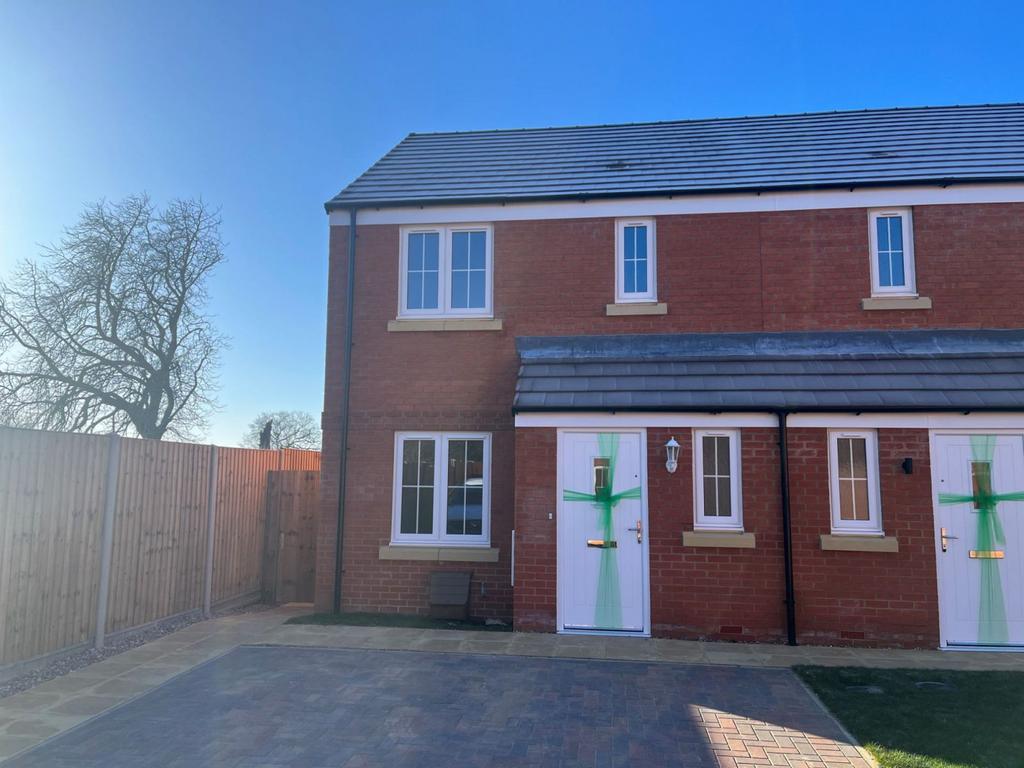 Campus Drive, Kingsthorpe, Northampton NN2 7FW 3 bed semidetached