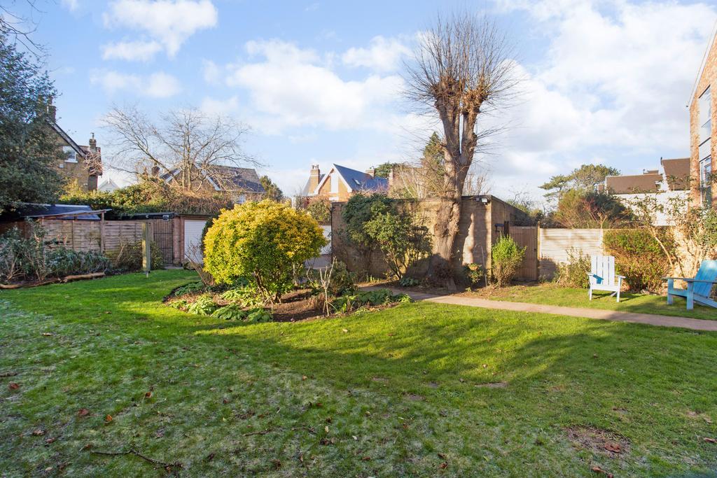 Communal rear gardens pic 2