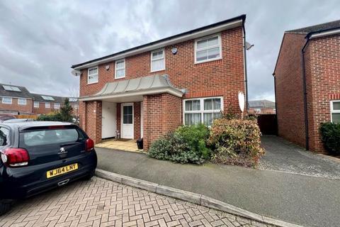 3 bedroom semi-detached house to rent, Farnborough