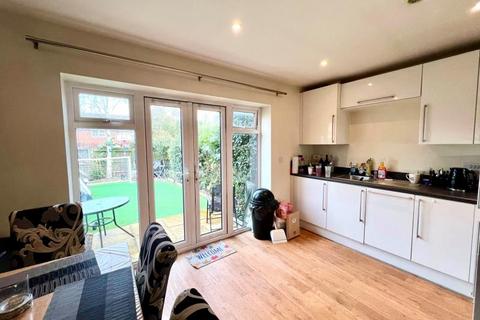 3 bedroom semi-detached house to rent, Farnborough