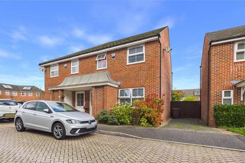 3 bedroom semi-detached house to rent, Farnborough