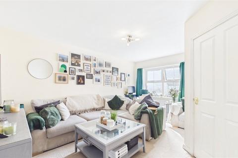 3 bedroom semi-detached house to rent, Farnborough