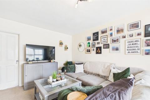3 bedroom semi-detached house to rent, Farnborough