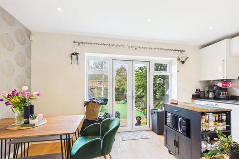 3 bedroom semi-detached house to rent, Farnborough