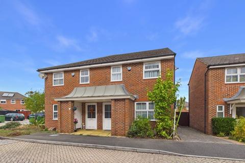 3 bed semi-detached house for rent in Farnborough