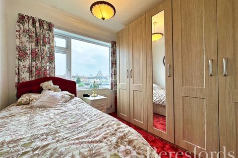 25 Chestnut Glen, Hornchurch, RM12 4HL