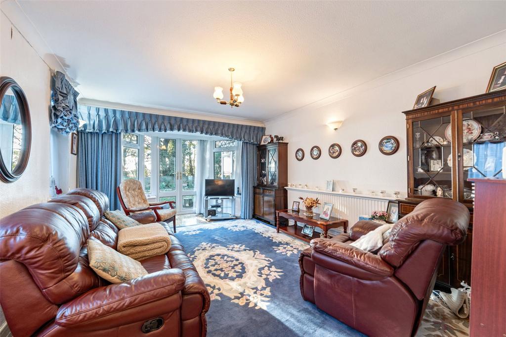 Midhurst Drive, Ferring, Worthing, West Sussex, BN12 2 bed bungalow for
