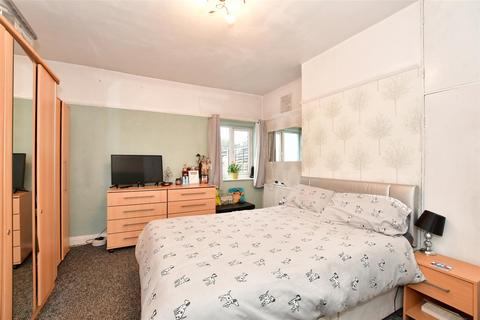 9 Tudor Drive, Romford, RM2 5LJ