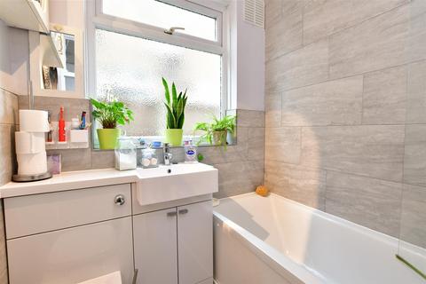 9 Tudor Drive, Romford, RM2 5LJ