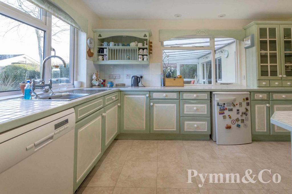 Ringland Road, Norwich NR8 4 bed detached house for sale £550,000