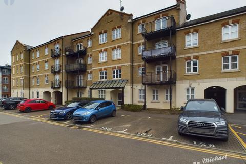 2 bedroom flat for sale, Masters House, Coxhill Way, Aylesbury, Buckinghamshire