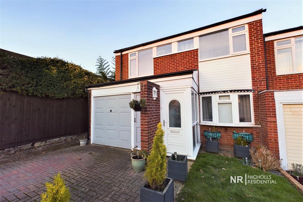 Angus Close, Chessington, Surrey. KT9 3 bed end of terrace house for
