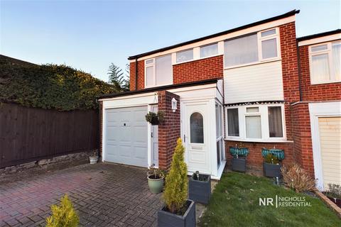 28 Angus Close, Chessington, KT9 2BP