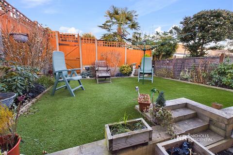 28 Angus Close, Chessington, KT9 2BP