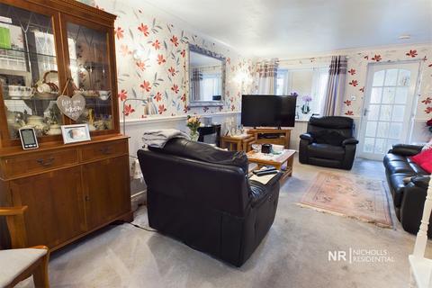 28 Angus Close, Chessington, KT9 2BP