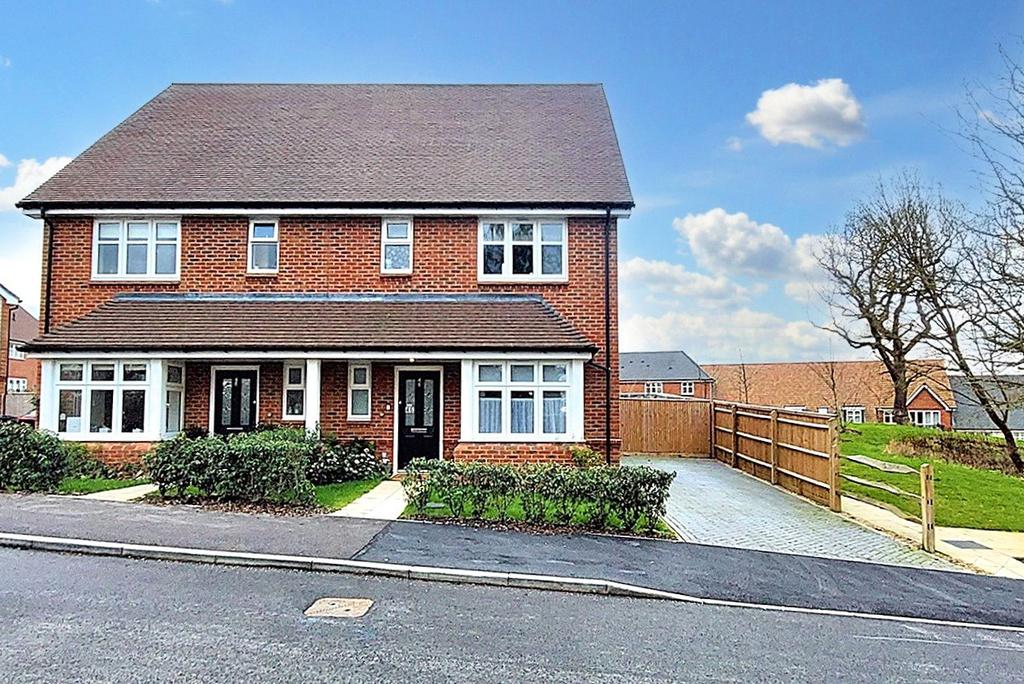 Consort Drive, Leatherhead, Surrey, KT22 3 bed semidetached house for sale £649,950