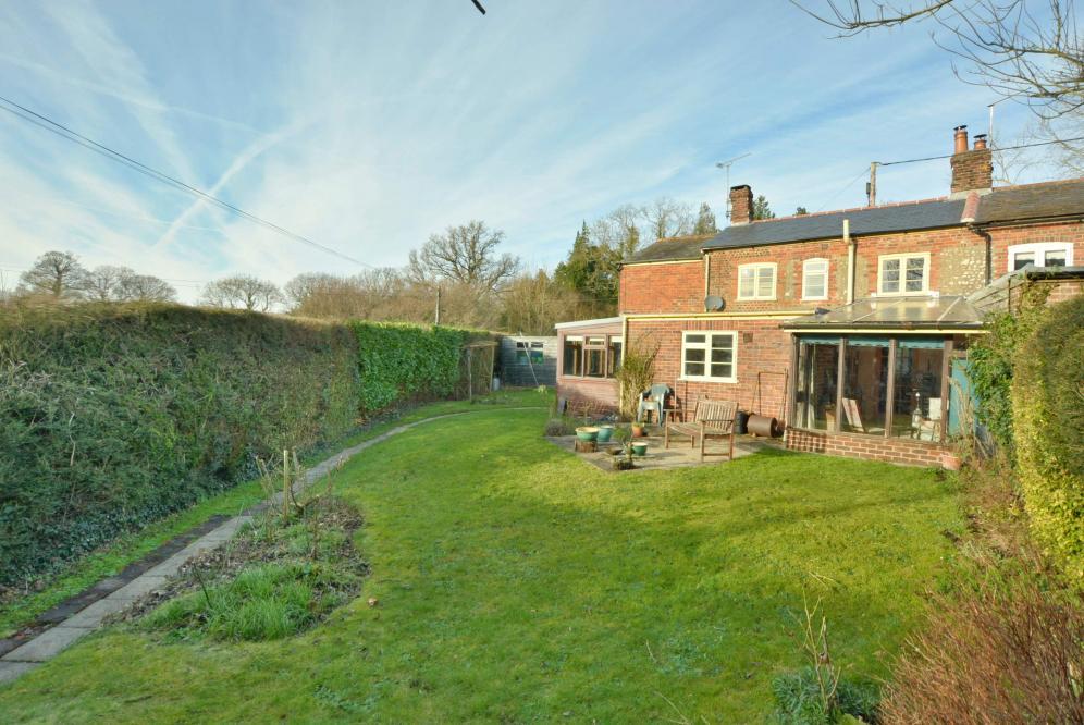 Lanchards, Shillingstone, Dorset, DT11 0QT 3 bed end of terrace house