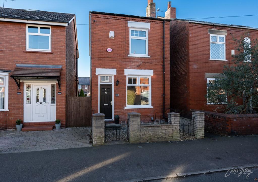 Dial Road, Great Moor, Stockport SK2 7QB 2 bed detached house for sale