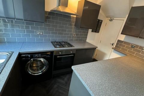 3 bedroom terraced house to rent, Harold Grove, Hyde Park, Leeds, LS6 1PH
