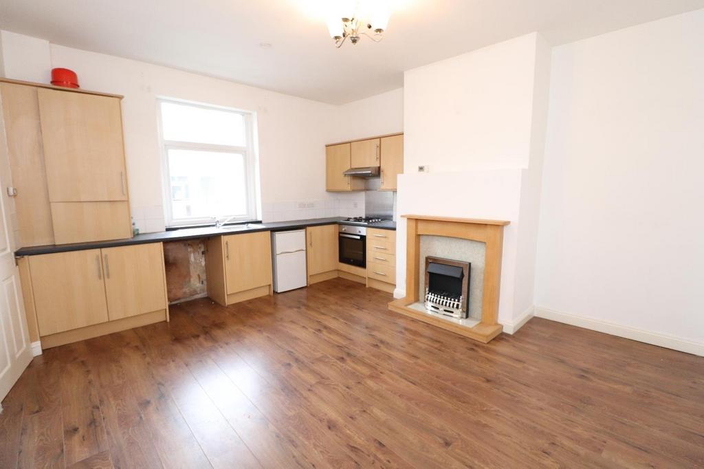 Fountain Street, Morley, Leeds, West Yorkshire, LS27 2 bed end of