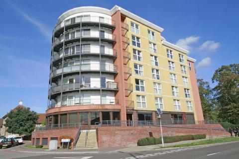 2 bedroom flat to rent, Royal Cresent , IG2