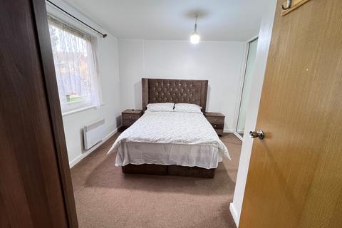 2 bedroom flat to rent, Royal Cresent , IG2