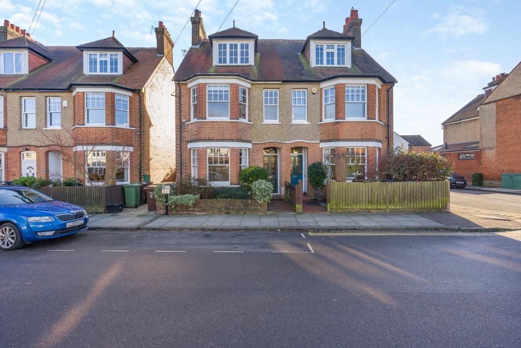 Brampton Road St Albans Hertfordshire 4 Bed Semi Detached House £