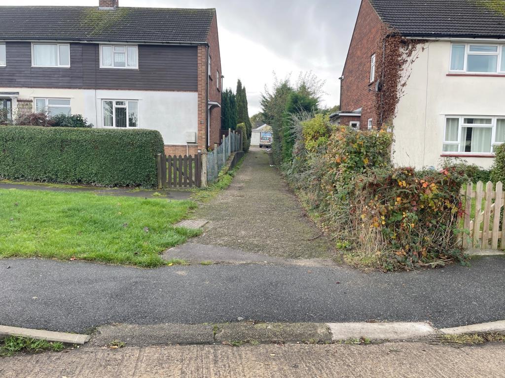 Access road next to 90 Pyms Road
