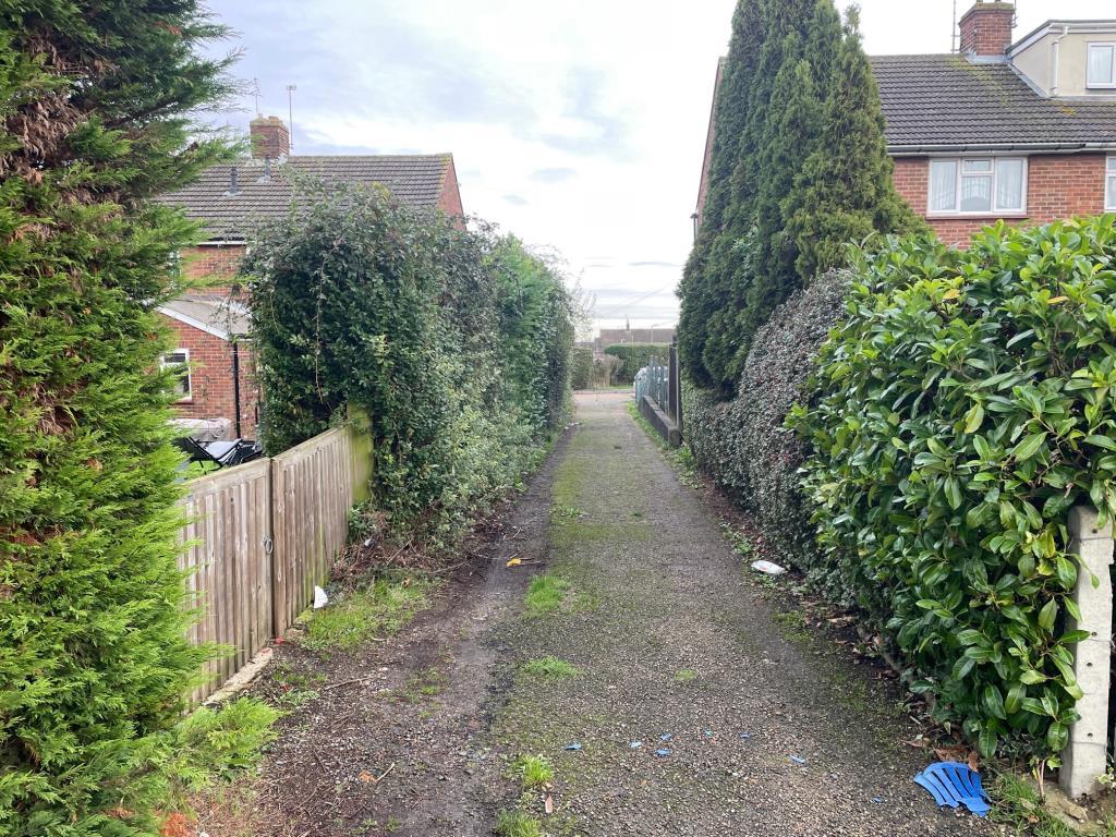 Access road next to 90 Pyms Road