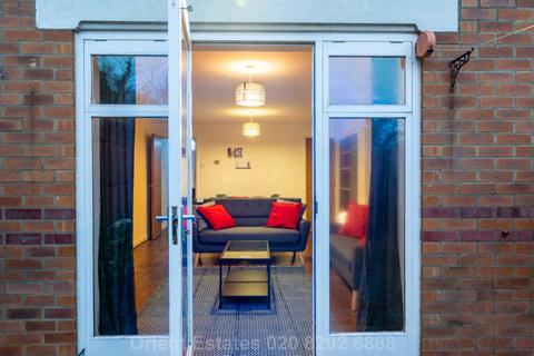 3 bedroom terraced house to rent, Rickard Close, Hendon