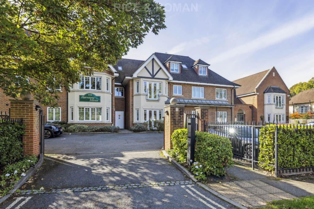 Cobham Road, Leatherhead KT22 2 bed retirement property for sale £395,000