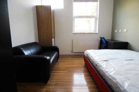 3 bedroom apartment to rent, Apt 2C, 19 Regent Park Terrace #497985