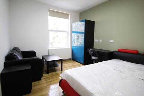 3 bedroom apartment to rent, Apt 3C, 19 Regent Park Terrace #477201