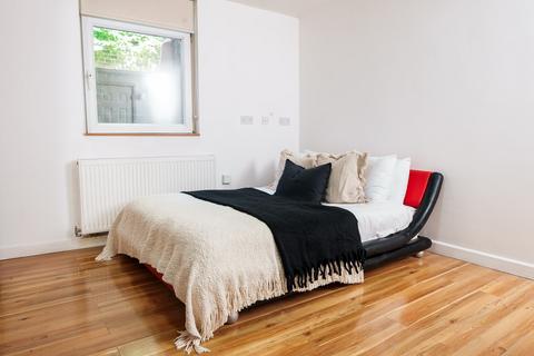 3 bedroom flat share to rent, Apt 3C, 19 Regent Park Terrace, Headingley LS6