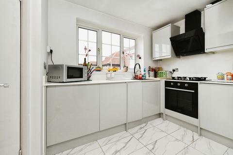 2 bedroom flat for sale, Kings Road, Westcliff-on-sea, SS0