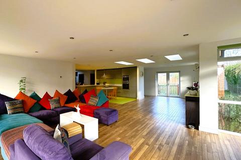 1 Bridge End, Colsterworth, Grantham, NG33 5NZ