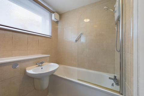 2 bedroom apartment to rent, Hillside Road, Whyteleafe - £1375