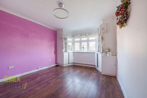 19 Elmer Gardens, Rainham, RM13 7BS