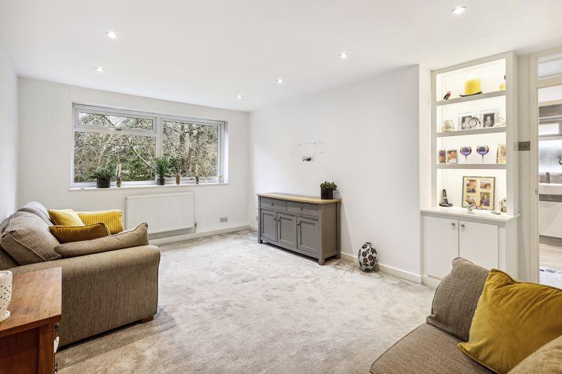 Warwick Gardens, Thames Ditton, KT7 2 bed apartment for sale £410,000