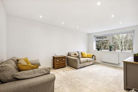 8 Warwick Gardens, Thames Ditton, KT7 0RA