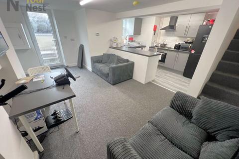 3 bedroom end of terrace house to rent, Talbot Mount, Burley, Leeds, LS4 2PF