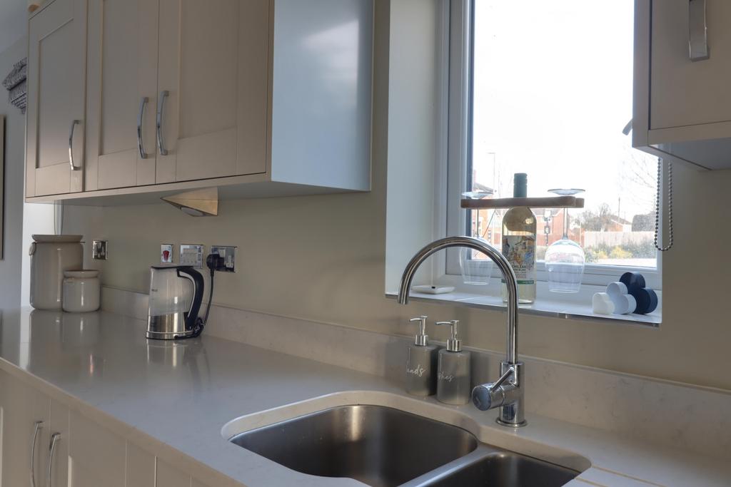 Inset sink in Quartz worktop